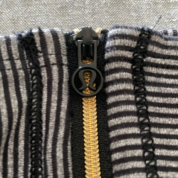 Lululemon Vinyasa Tonka Stripe Heather Slate Black Gold Zipper Scarf - Picture 4 of 6